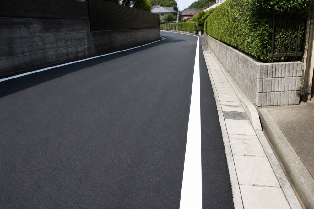 舗装工事が仕上がった住宅街の道路